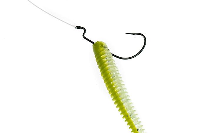 Gummifisch bis zum Öhr des Offset-Hakens schieben und in Position bringen
